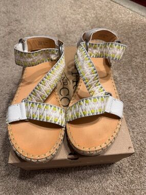 FRYE AND CO. White and Yellow Woven Strap Sandals